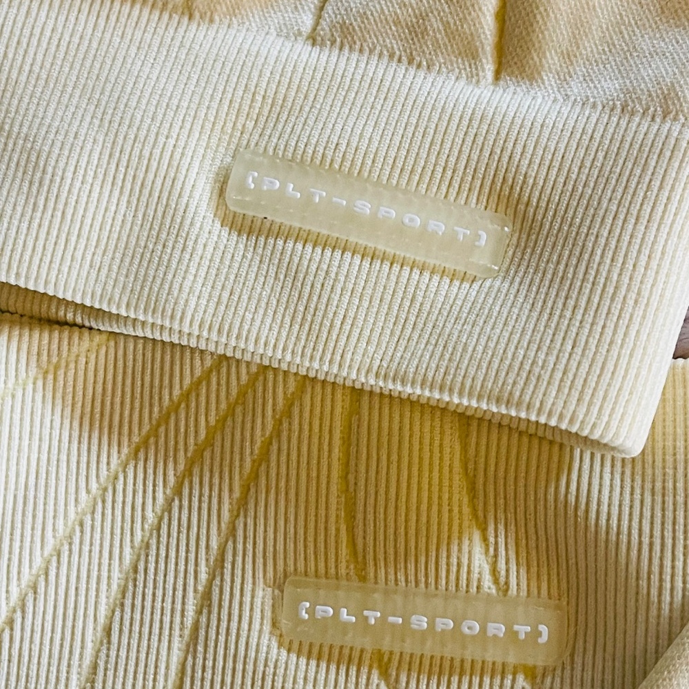 PrettyLittleThing Ribbed Yellow Activewear Set – Size Medium – NWT - Picture 8 of 9